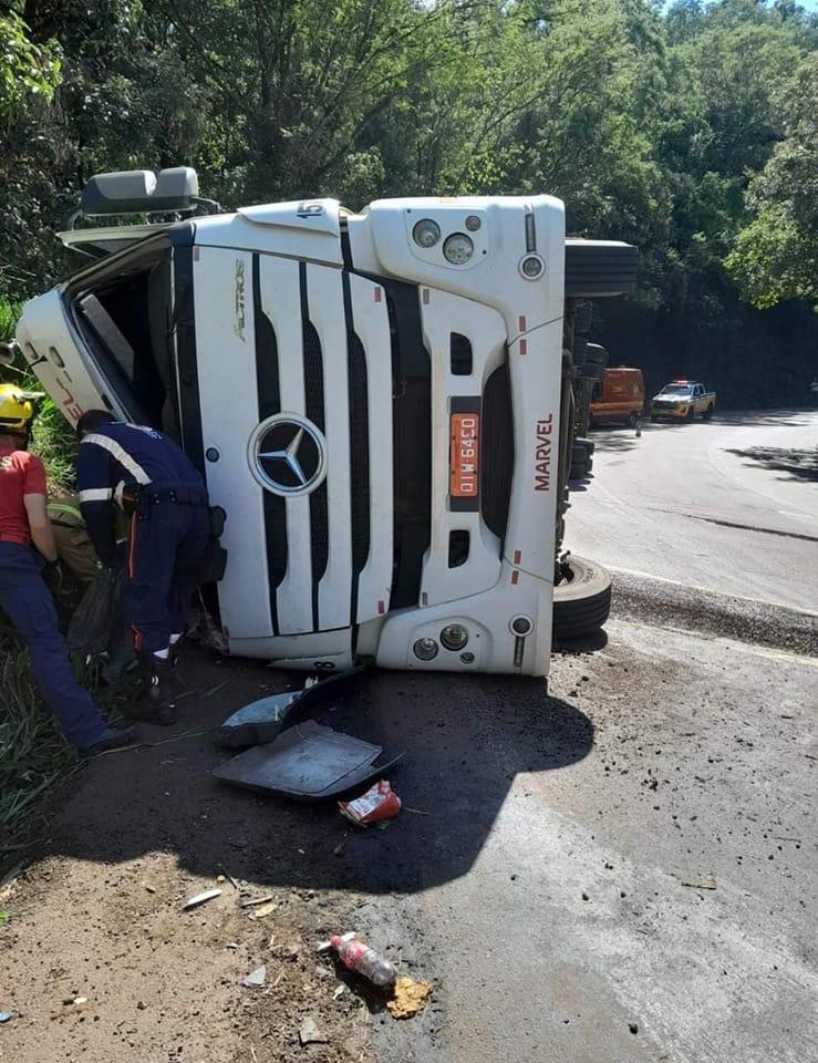 URGENTE: Caminhoneiro morre após tombamento de carreta no Goio-Ên