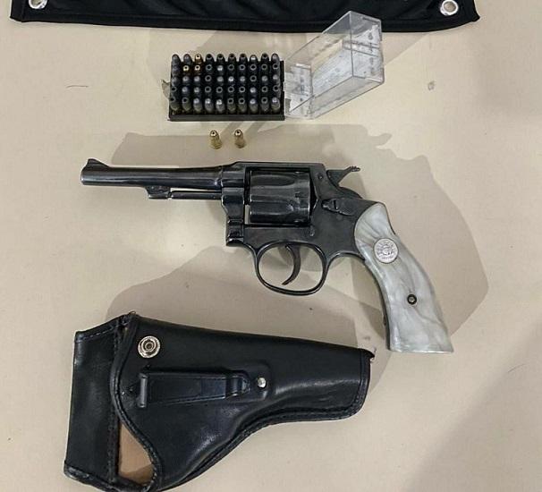 Adolescente é detido após postar foto com arma nas redes sociais em Chapecó