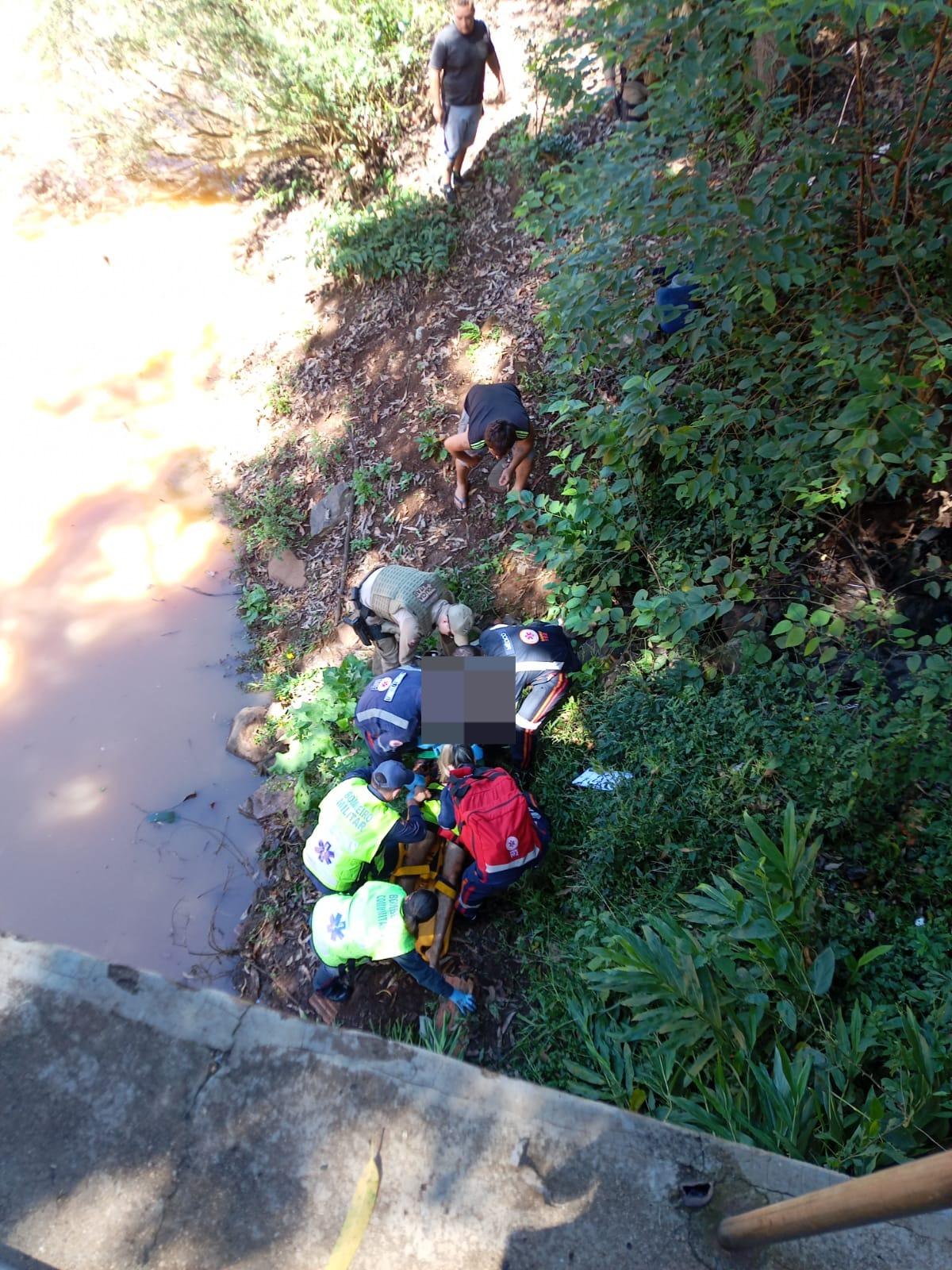 Adolescente é resgatado após cair de ponte no Meio-Oeste