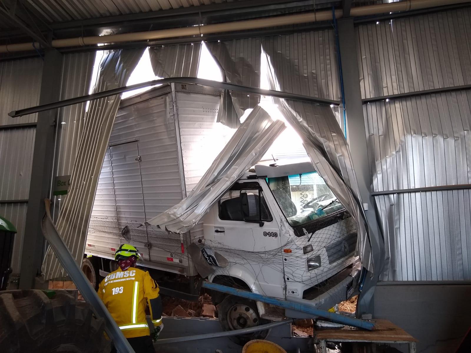 Caminhão colide contra estrutura de empresa em Chapecó