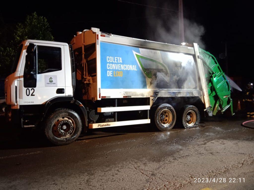 Caminhão de coleta de lixo pega fogo na SC-283 em Concórdia