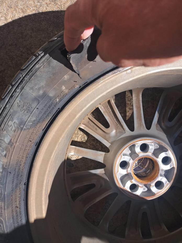 Caos na SC-283: advogada registrada 11 carros parados com pneus danificados