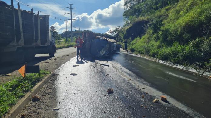Carreta tomba e deixa o trânsito em meia pista no Contorno Viário Norte em Concórdia