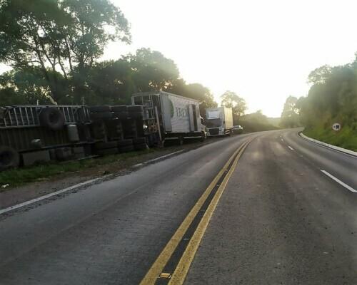 Carreta tomba na BR-282, no Oeste de SC