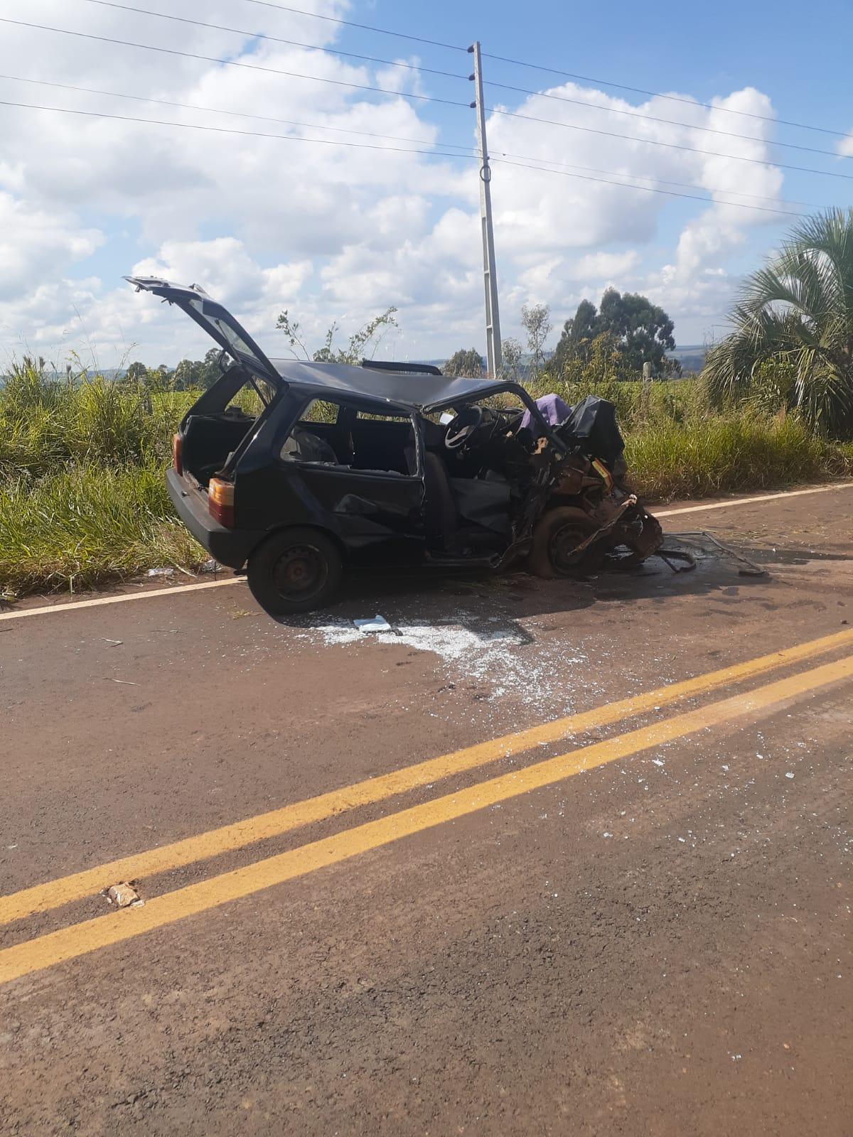 Carro sai da pista, colide em árvore e deixa passageira presa às ferragens na SC-480