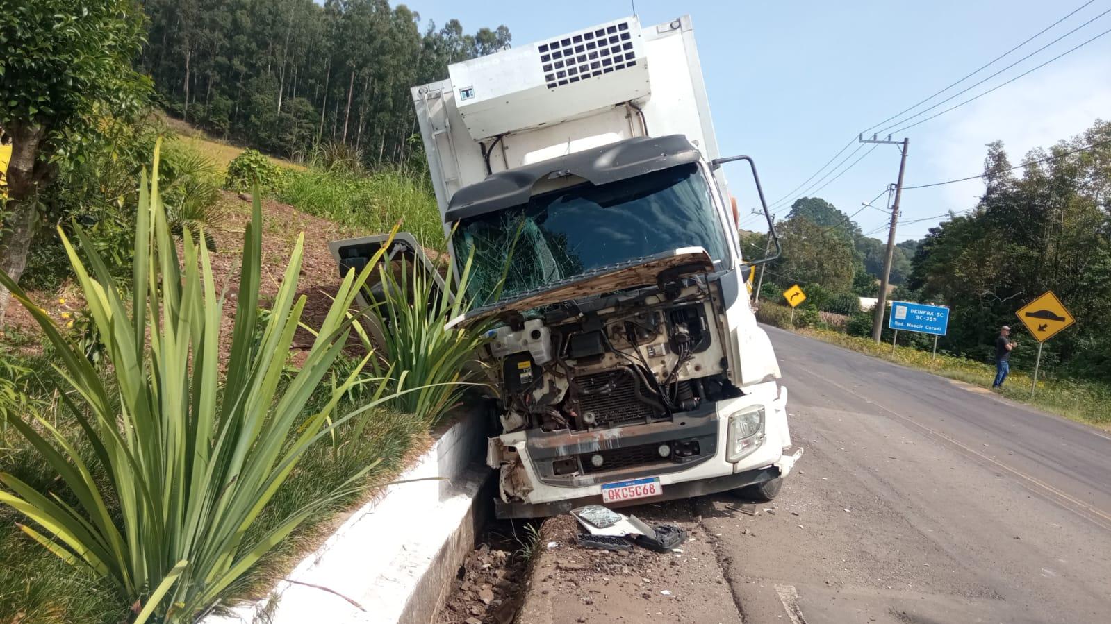Falta de freios causa acidente envolvendo caminhão e carreta na SC-355, em Jaborá