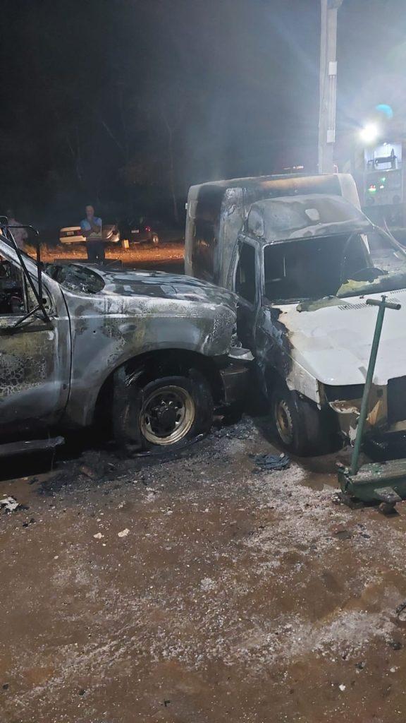Fogo atinge dois veículos em chapeação de Seara