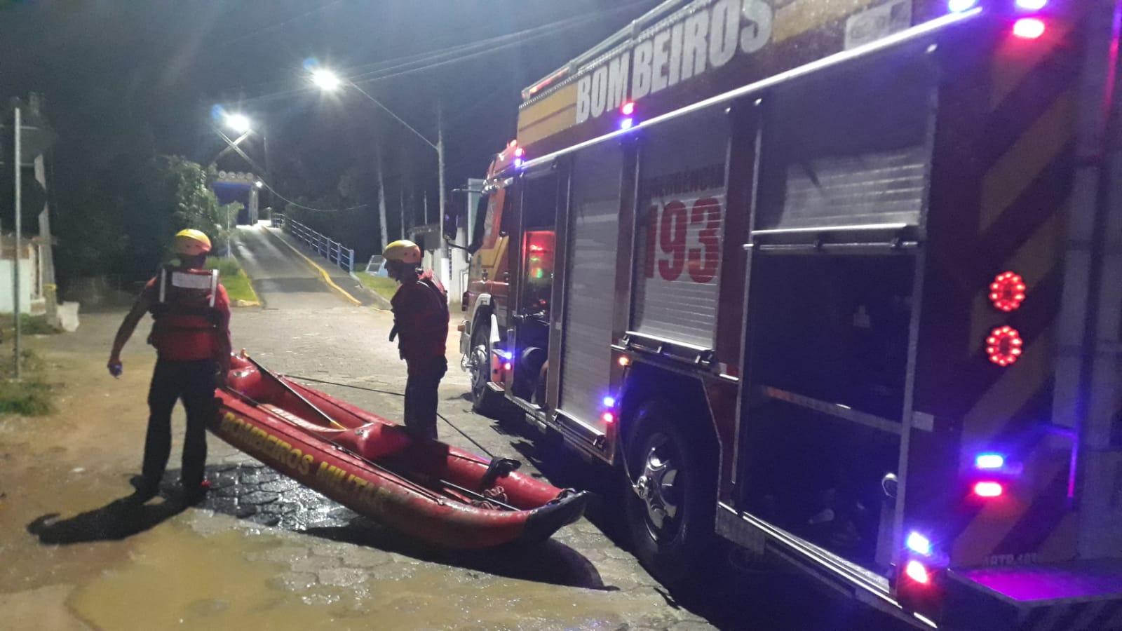 Homem é socorrido com hipotermia após cair de ponte
