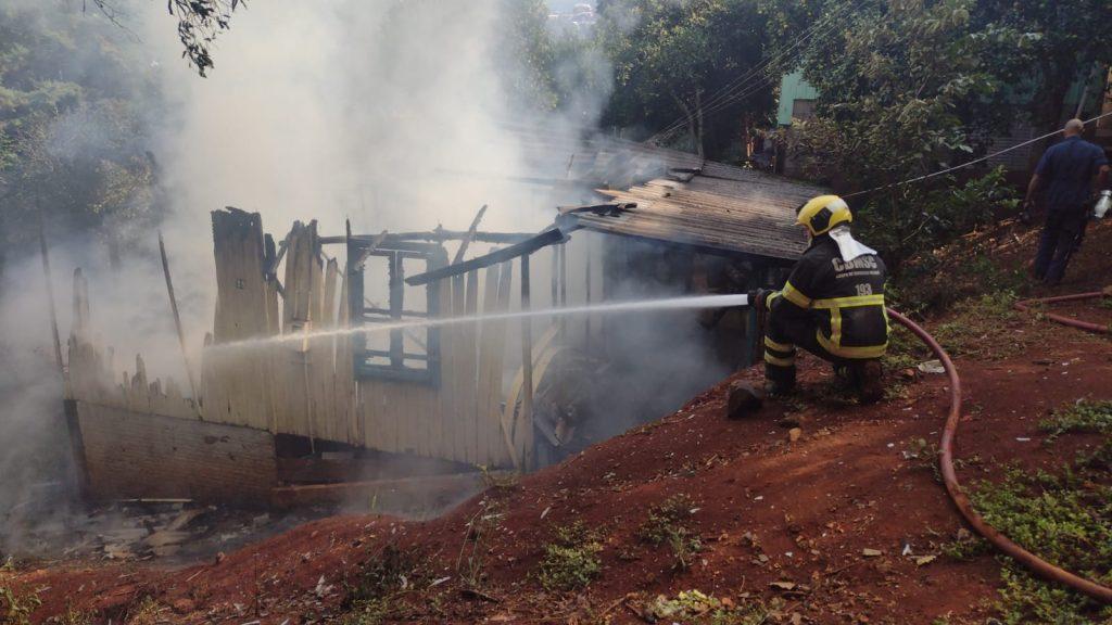 Incêndio destrói residência de madeira no bairro Industrial em Seara