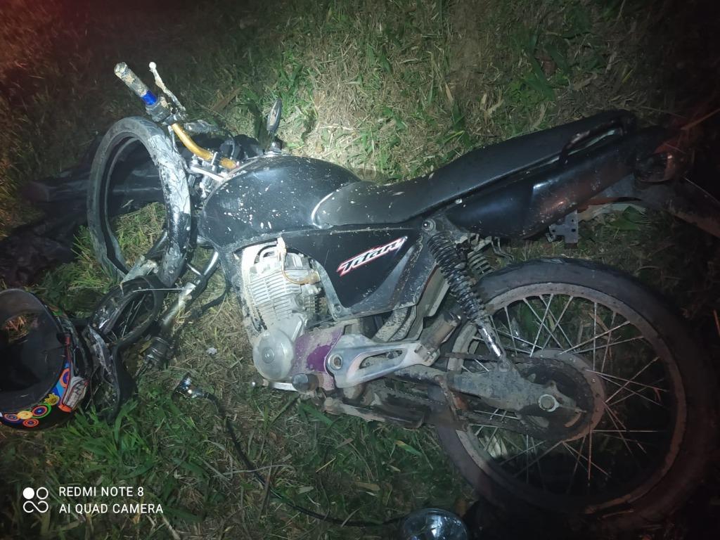 Jovem morre após violenta colisão entre caminhão e moto