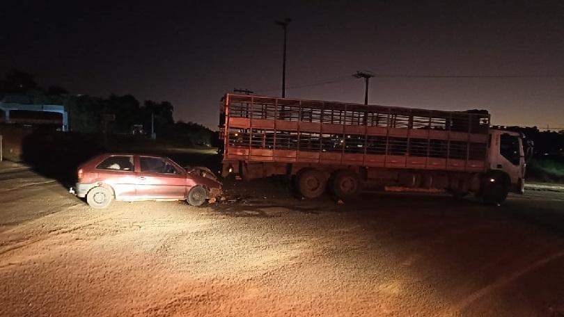 Mulher fica gravemente ferida após colisão no Oeste de SC entre carro e caminhão com placa de Xavantina