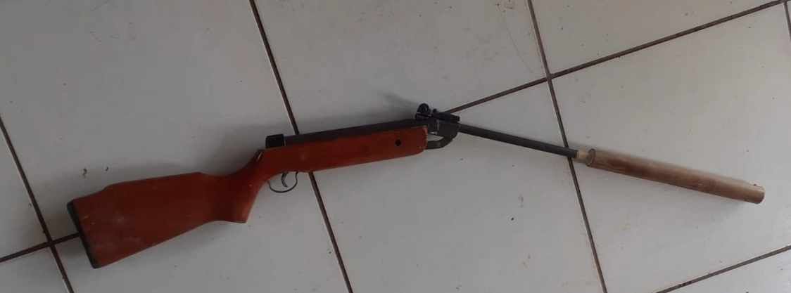 PM apreende espingarda e bombas caseiras usadas para ameaçar mulher e filha em Ipira