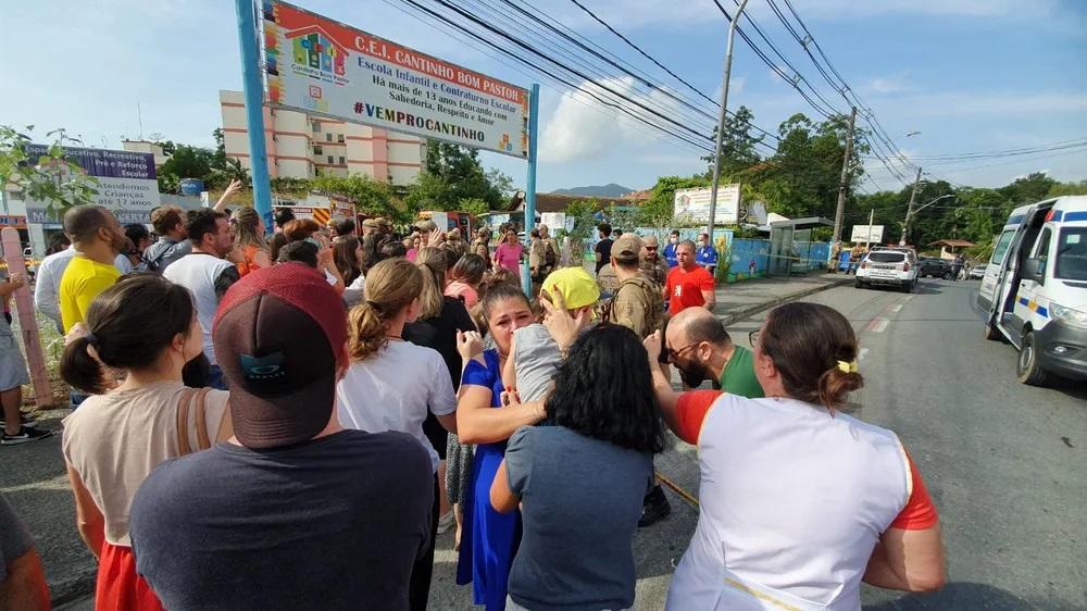 Quatro crianças são mortas em ataque a creche em Blumenau