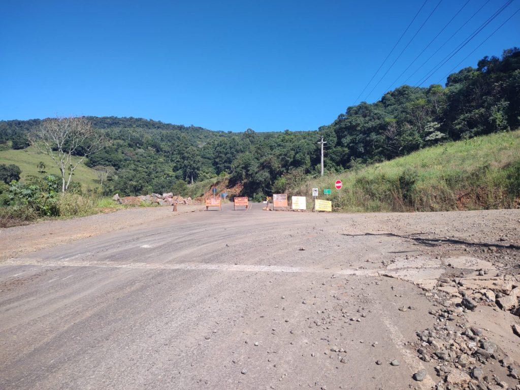 Acesso a Arvoredo, via Área Industrial, interditado para obras