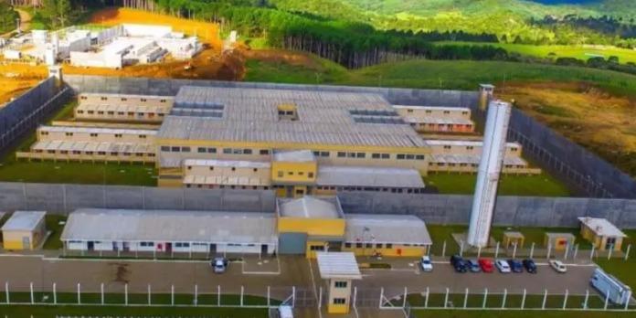 Autor de ataque a creche em Blumenau é transferido para Penitenciária do Meio-Oeste