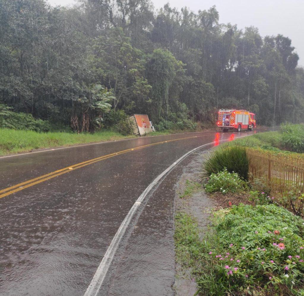 Caminhão sai da pista e pega fogo em São Carlos