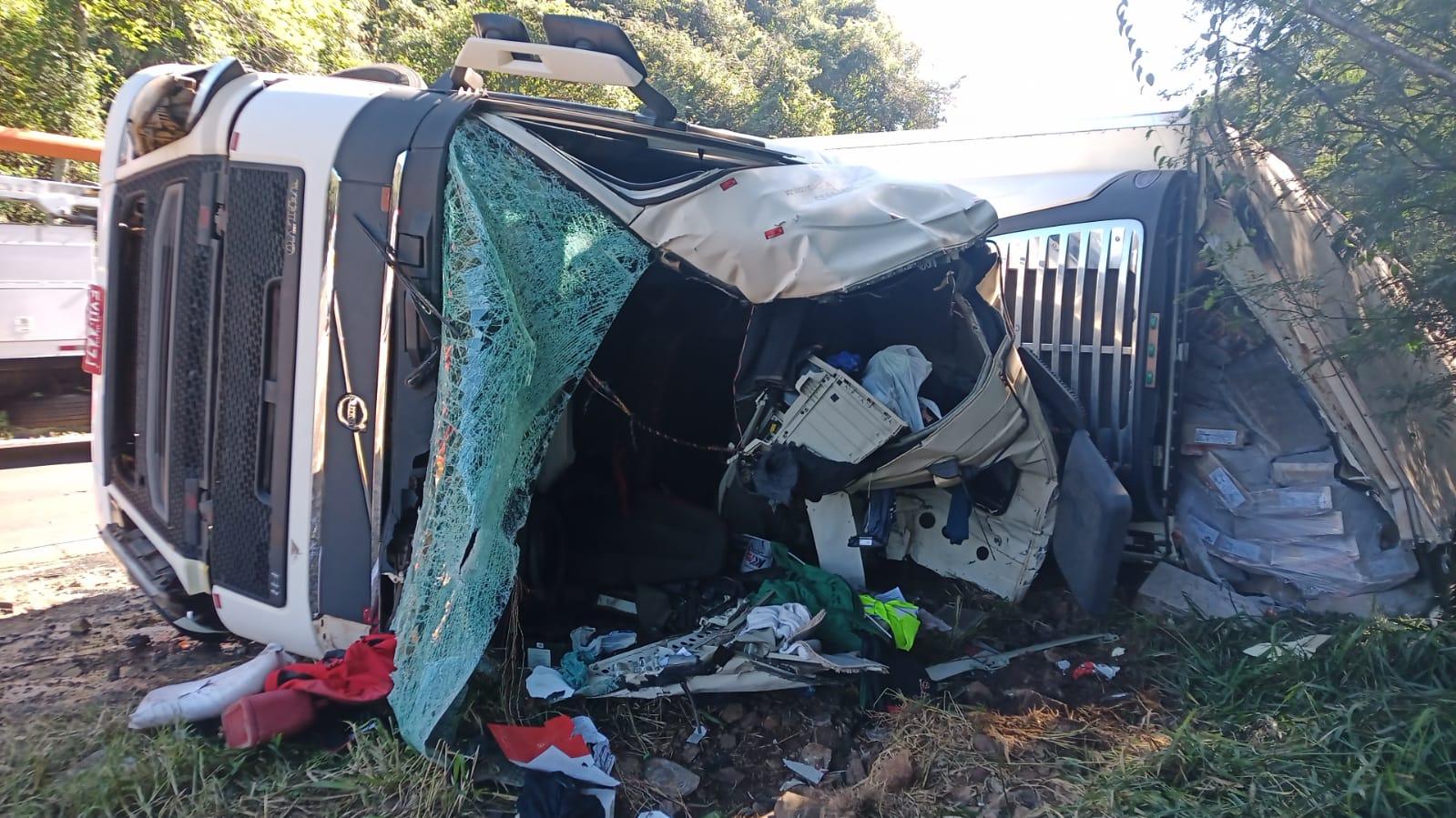 Caminhoneiro fica preso nas ferragens em acidente em Seara