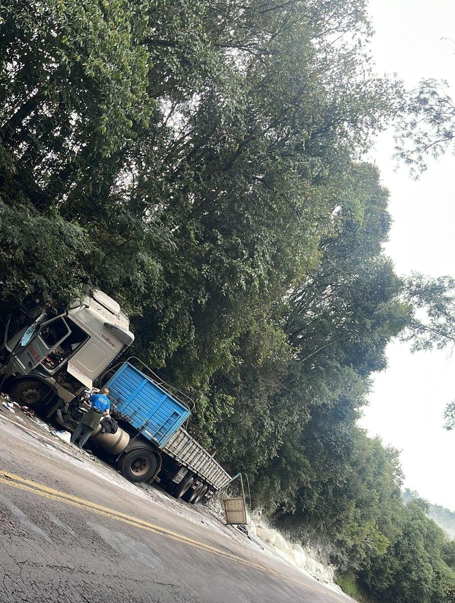 Carga de farinha cai de caminhão após saída de pista na BR-282