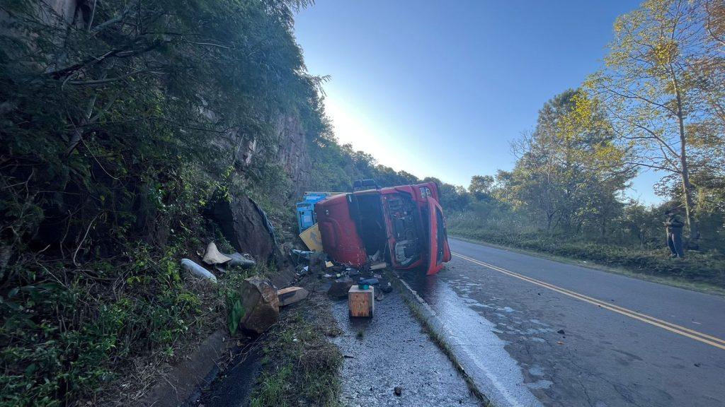 Carreta tomba na SC-283, entre Seara e Concórdia