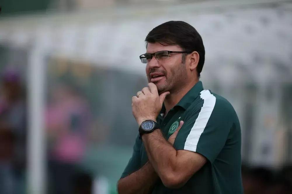 Chapecoense escala Émerson Cris para treinar time por enquanto
