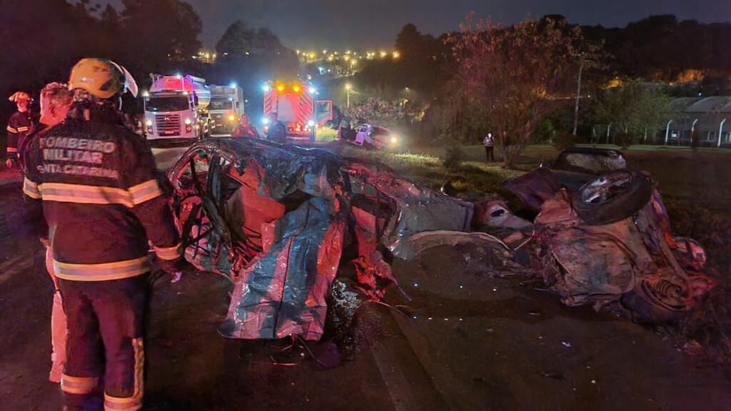 Grave acidente entre três veículos e um caminhão deixas duas vítimas fatais na BR-282, no Oeste de SC