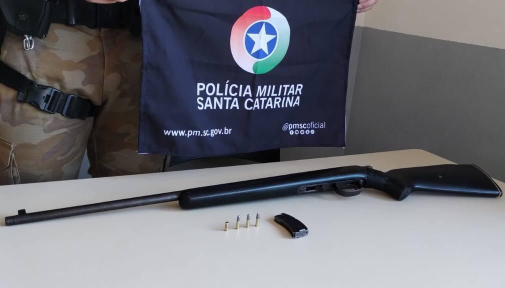 Homem é preso acusado de matar cachorro a tiros em Chapecó