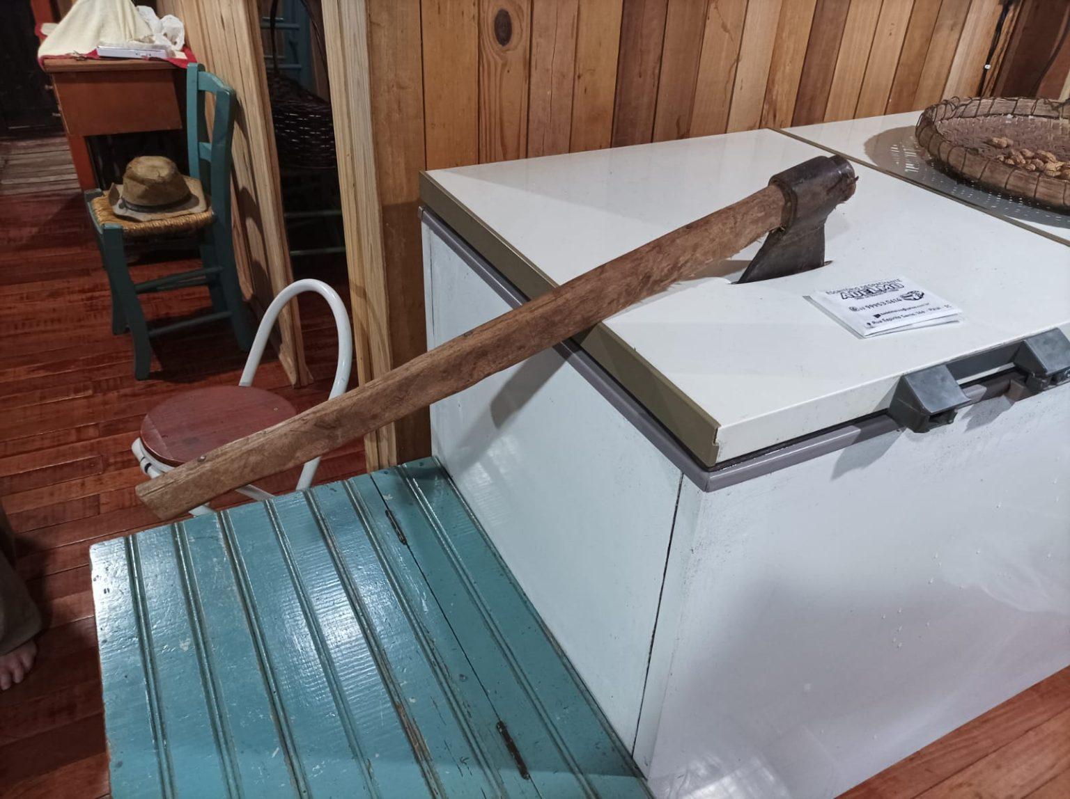Ladrões deixam machado cravado em freezer após furto no interior de Paial