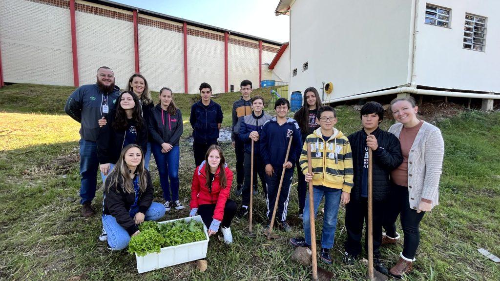 Mídia na Escola: Garotada de Xavantina cultiva alimentos saudáveis no quintal da escola
