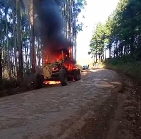 Motoniveladora fica totalmente destruída por incêndio no interior de Ipumirim
