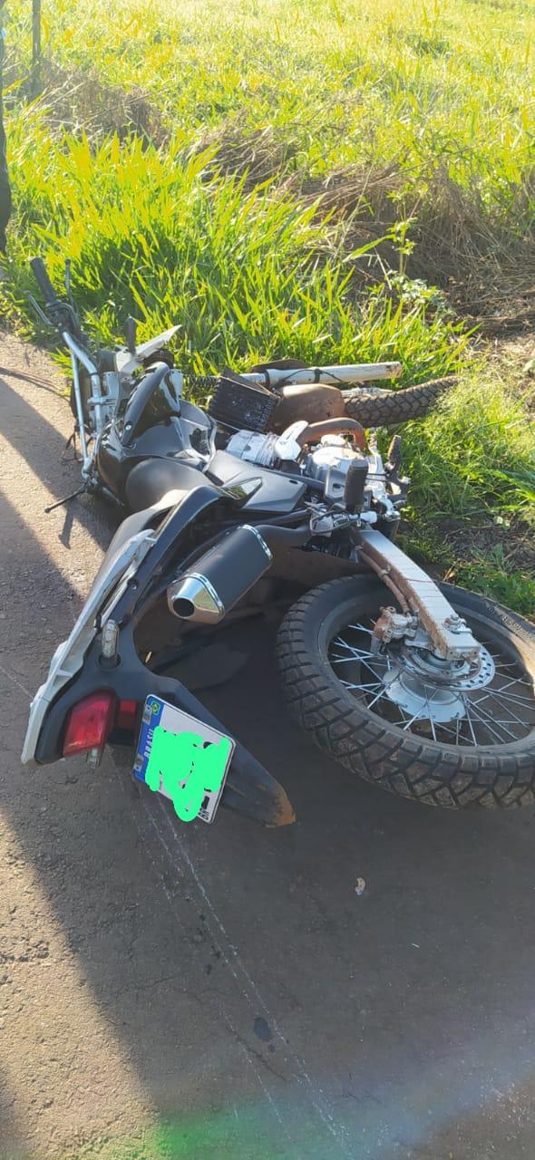 Mulher fica gravemente ferida após colisão entre motocicleta e carro na SC-496