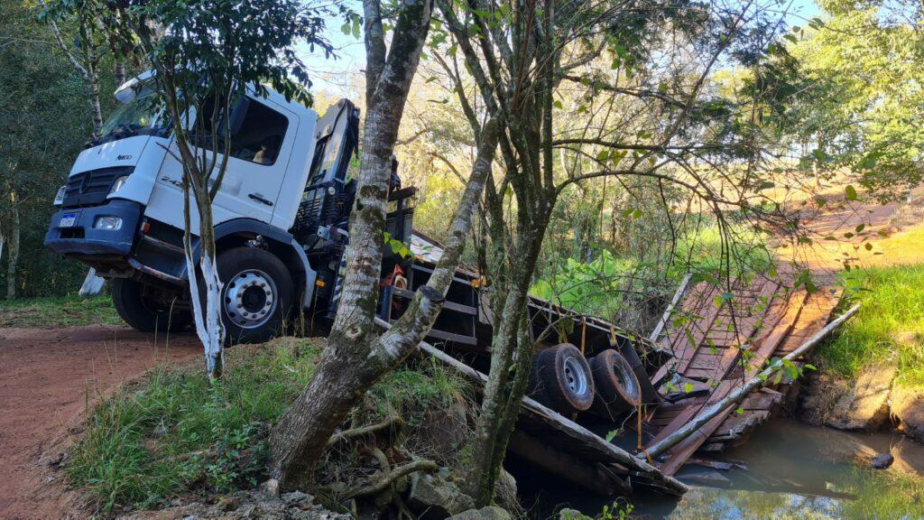Ponte quebra ao meio e caminhão carregado de tijolos cai em rio no Oeste de SC