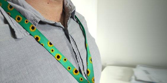 Uso de cordão com girassóis para ajudar pessoas com deficiências ocultas é aprovado pela Câmara