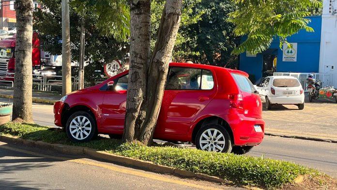 Veículo colide em poste no centro de Seara