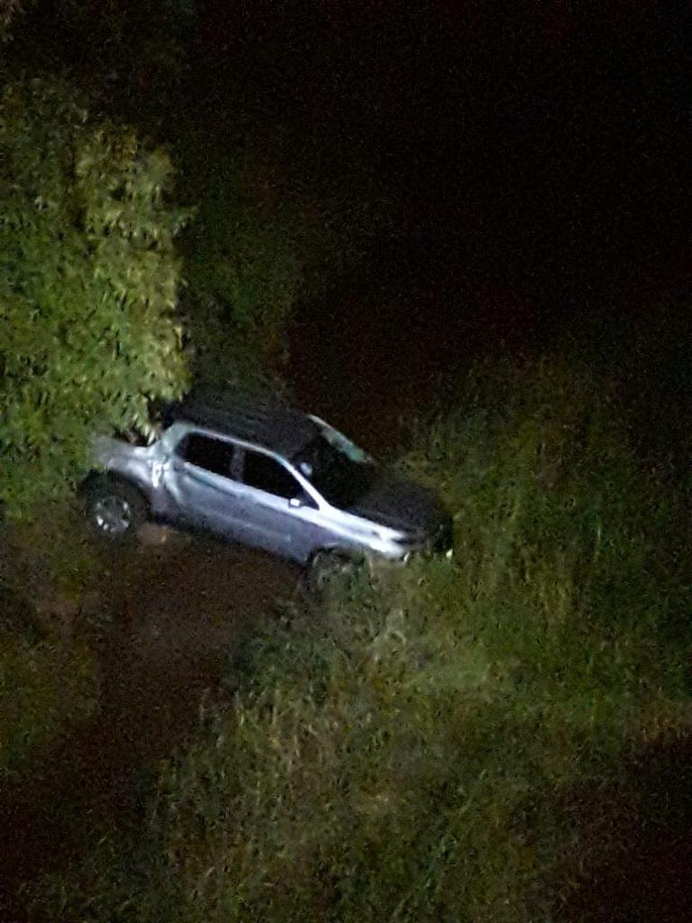 Veículo com casal de idosos cai em rio na divisa entre Seara e Arvoredo