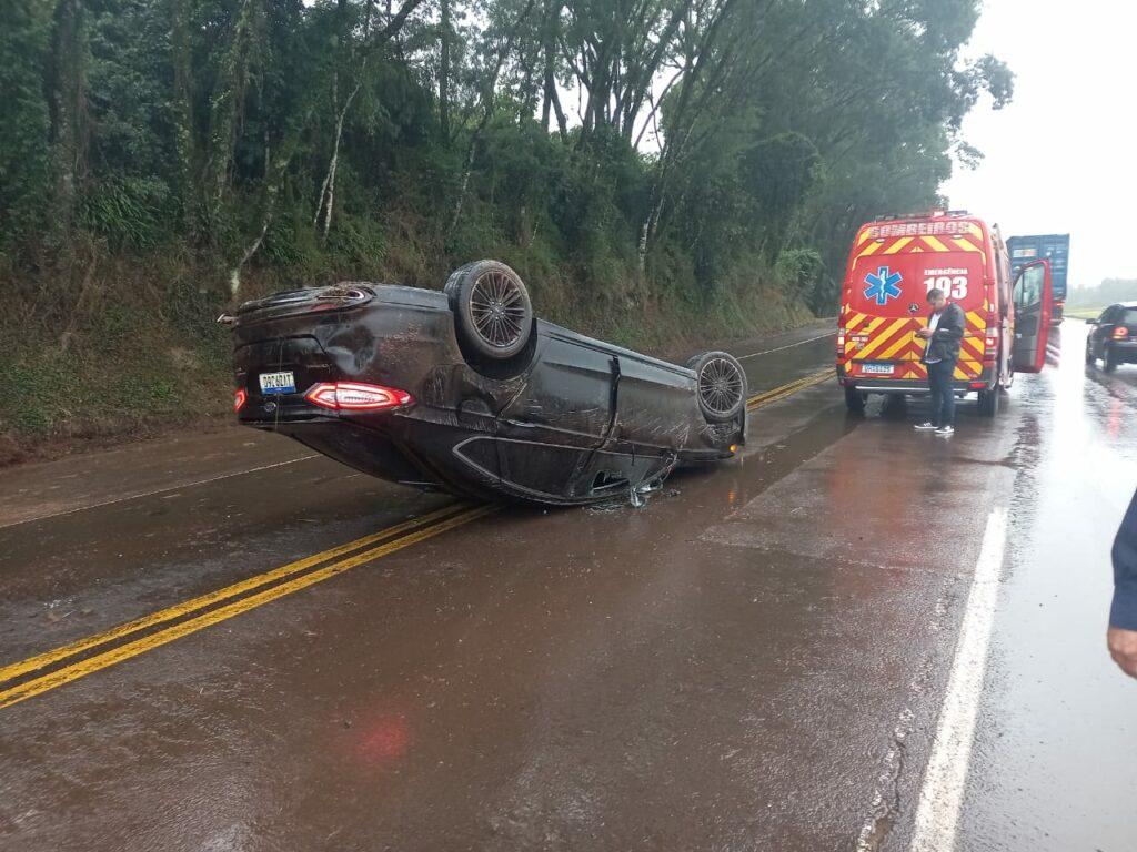 Veículo sai da pista e capota na BR-282 no Oeste de SC