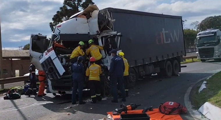 AGORA: Grave acidente entre dois caminhões deixa motorista preso às ferragens na BR-282