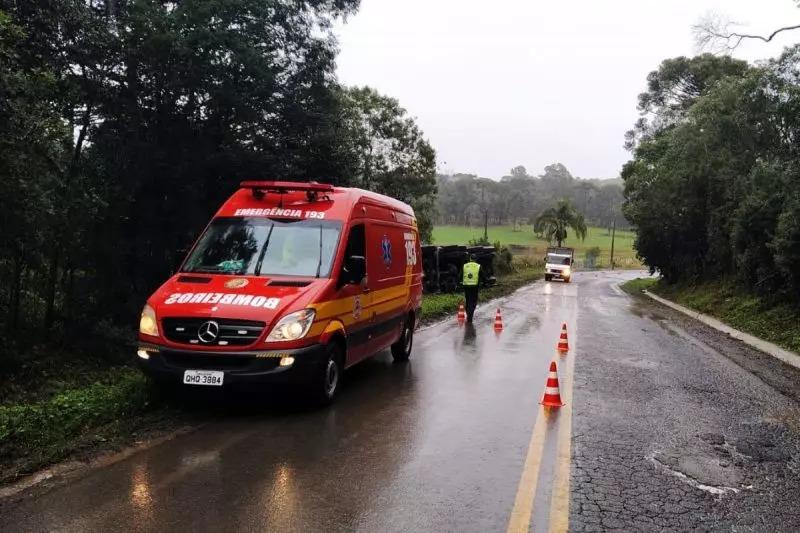 Caminhão tomba e motorista sai praticamente ileso em Papanduva