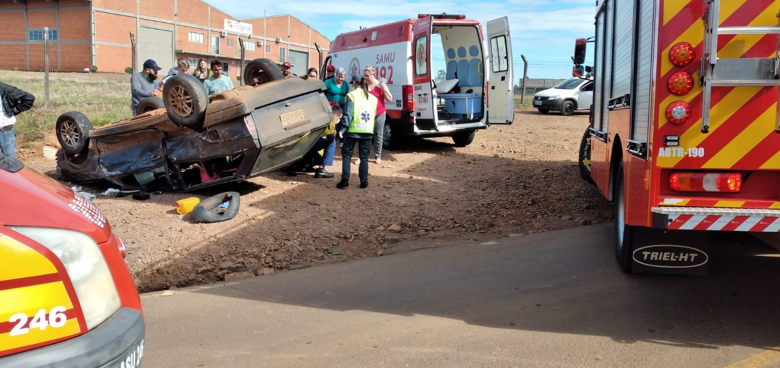 Carro capota fora da pista após colisão contra outro veículo