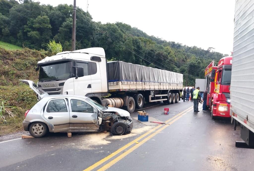 Colisão entre um carro e dois caminhões deixa mulher ferida no Oeste de SC