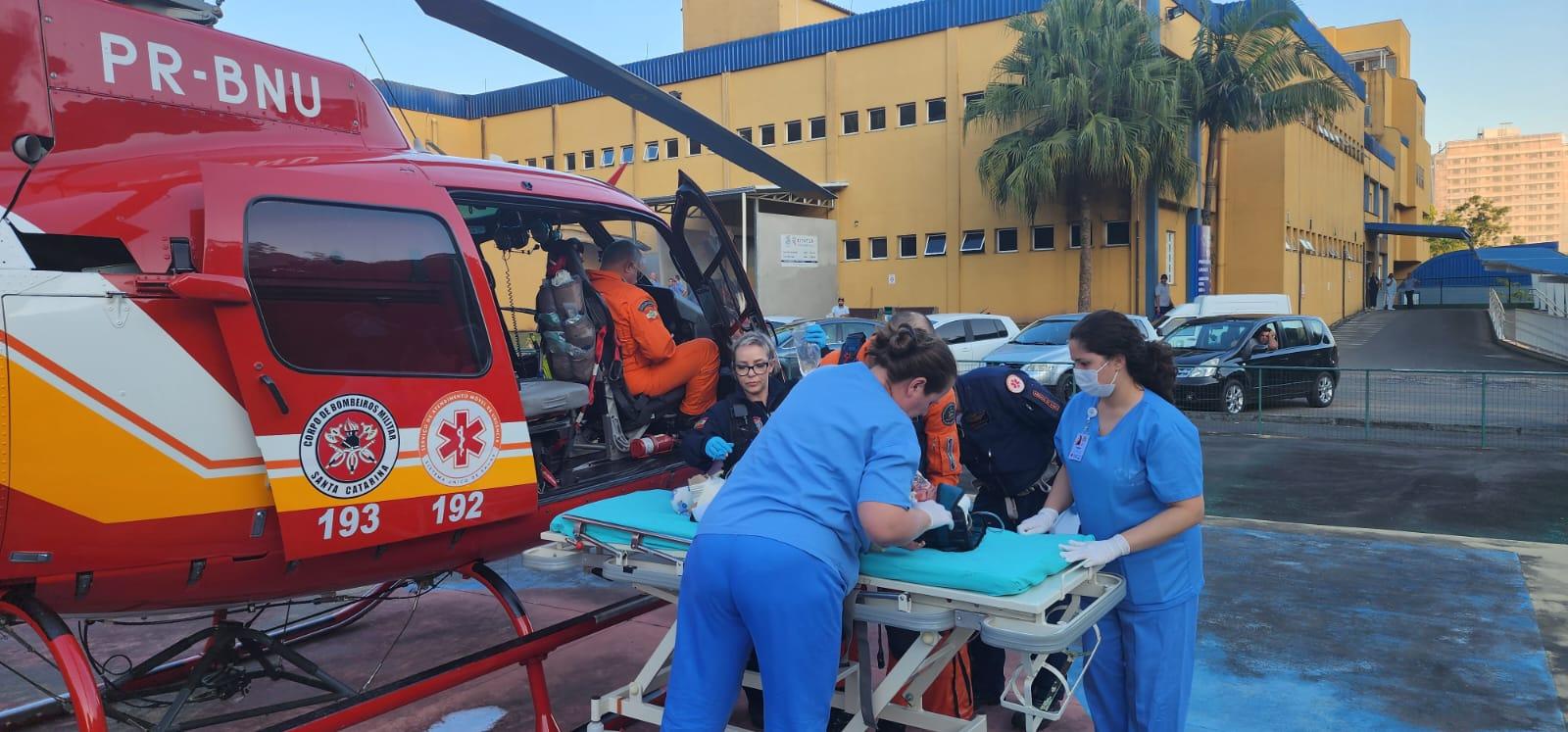 Criança de 2 anos fica ferida ao ser atropelada pelo carro do pai em SC