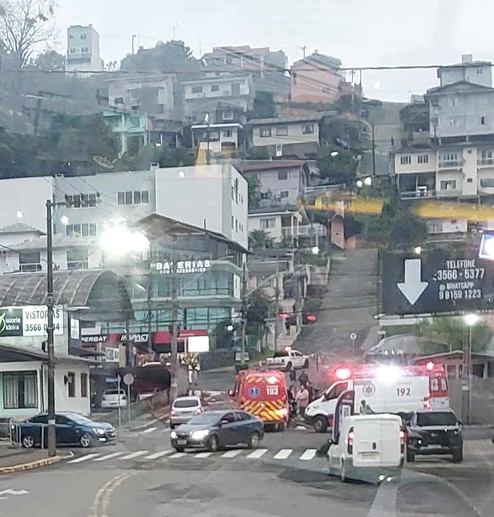 Crianças recebem atendimento após serem atropeladas por veículo de passeio em Videira