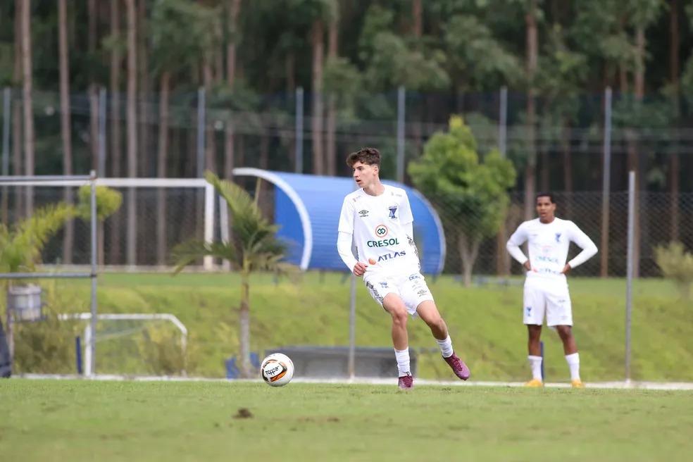 Mais rápido do mundo? Garoto de 14 anos faz gol do meio do campo com dois segundos;