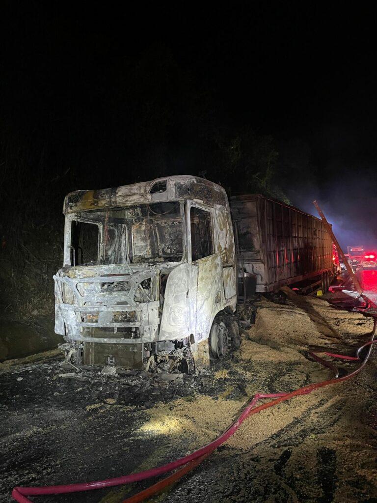 Caminhão é tomado pelo fogo no Oeste de SC