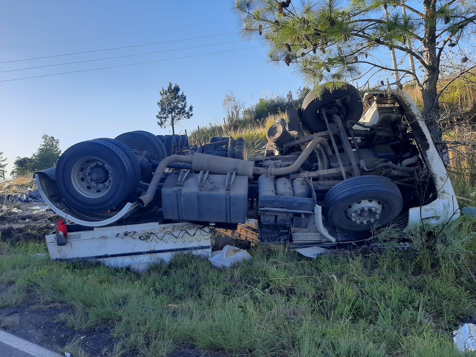 Caminhoneiro morre em capotamento de veículo em Água Doce