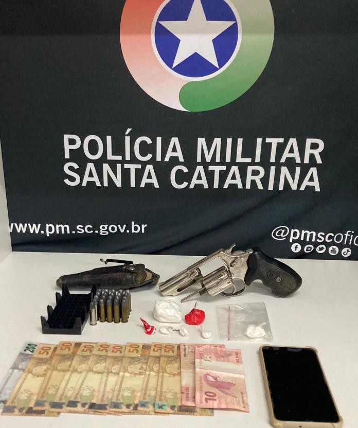 Casal é preso por tráfico de drogas e porte ilegal de arma de fogo em Concórdia