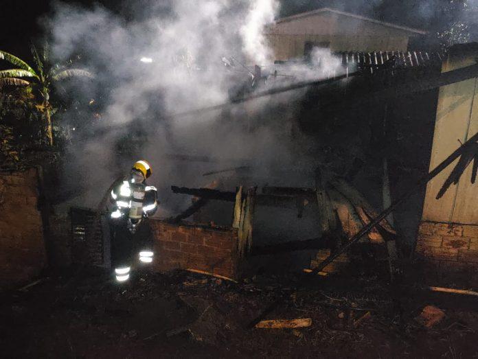 Família que teve a casa atingida por incêndio faz vakinha para angariar recursos