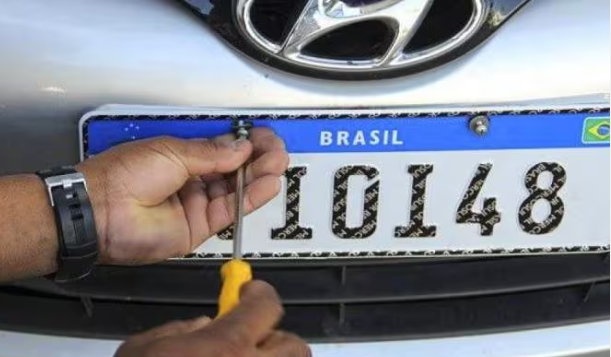 Projeto prevê que placas de veículos voltem a informar cidade e estado