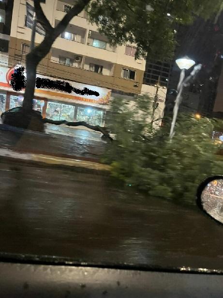 VÍDEO: Temporal causa danos em Chapecó