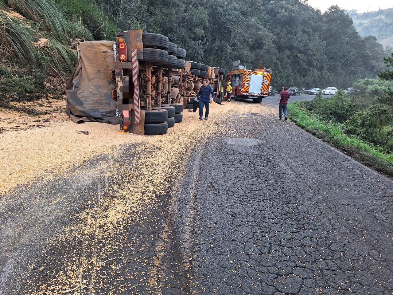 Dois feridos apos acidente entre caminhões na SC 155