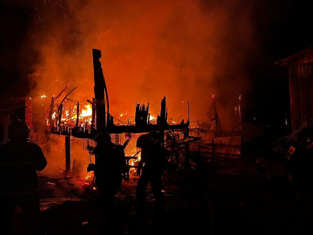 Grande incêndio destrói três casas de madeira em Chapecó